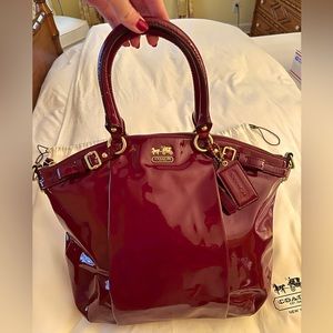 COACH PATENT LEATHER HOBO BAG IN MULBERRY